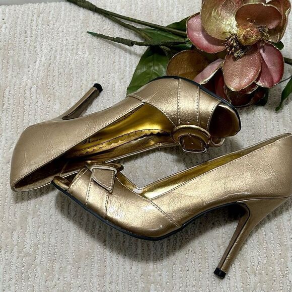 Wild Rose Women's Size 7 Gold Tone Slip On Peep Toe Stiletto Heels Holiday Party - Picture 7 of 12